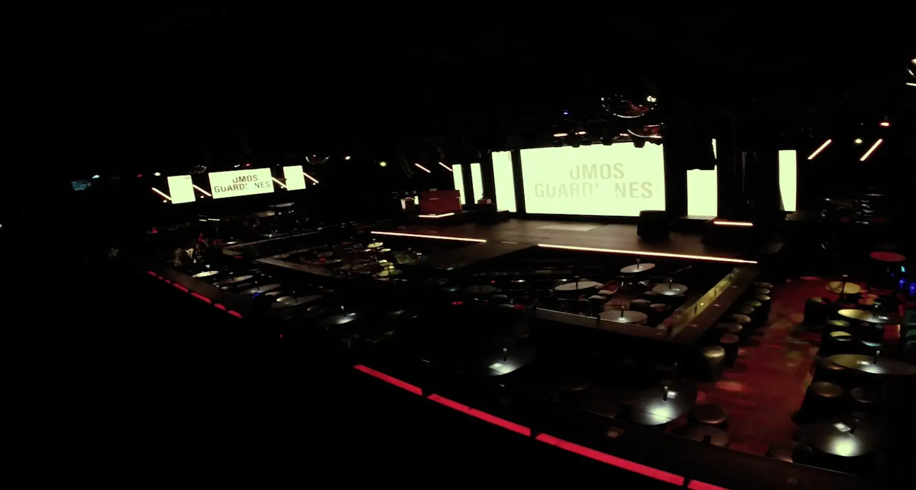 Escenario producido para un evento, con iluminación y pantalla central