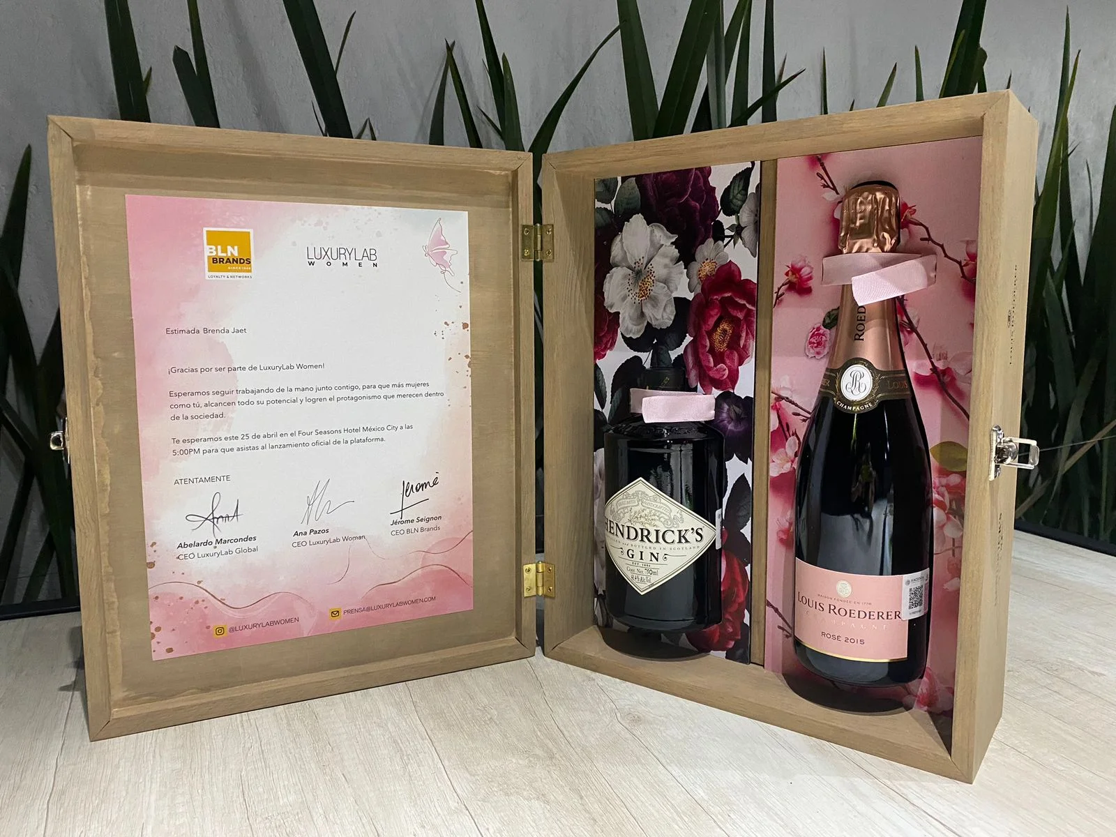 Kit de Luxury Lab con empaque y materiales impresos